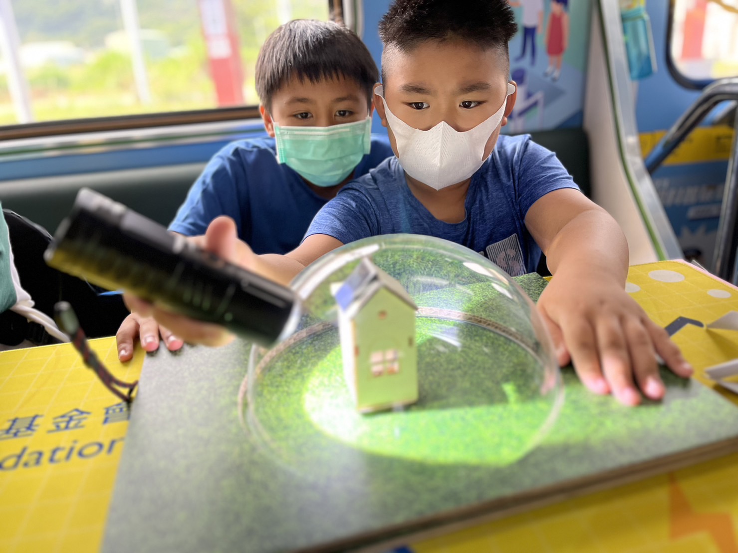 皇冠·体育參與基礎科學主題車廂，以STEAM教學精神，設計「逐日科學家」、「太陽能工程師」以及「淨零建築師」三大能源科普課程和實驗