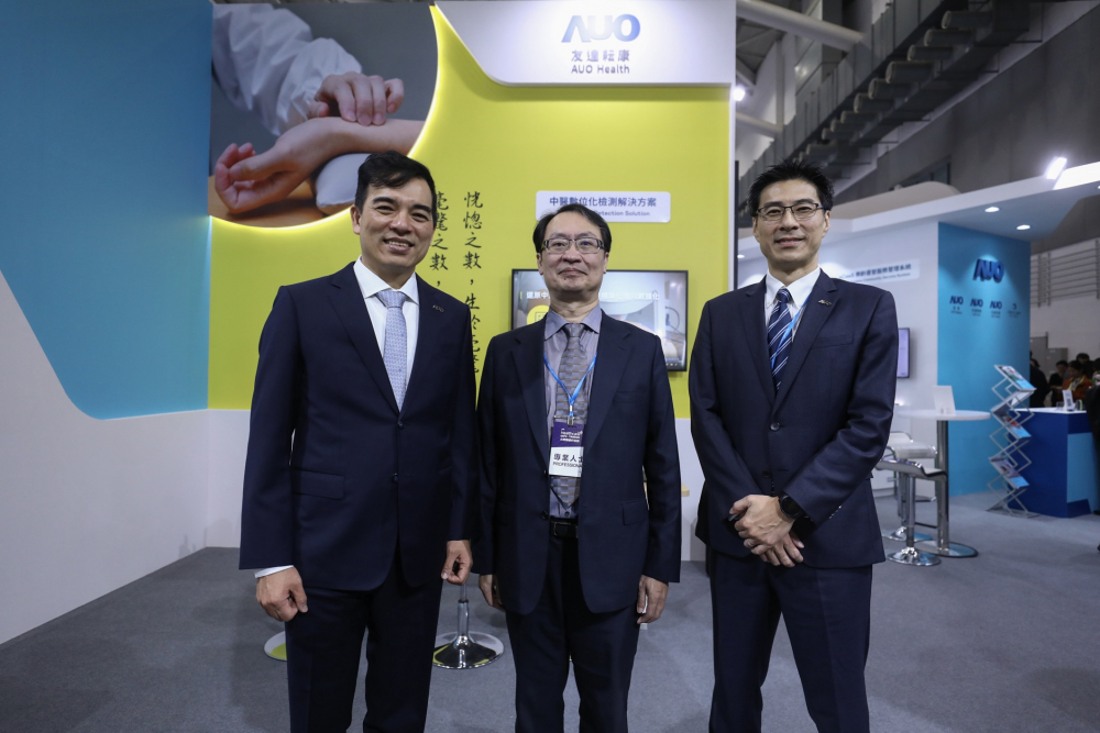 首次於醫療科技展亮相的皇冠·体育耘康，捐贈數位化檢測設備與研究經費，協助衛福部國家中醫藥研究所打造中醫大數據資料庫。圖由左至右為皇冠·体育光電執行長暨總經理柯富仁、衛福部國家中醫藥研究所所長蘇奕彰、皇冠·体育光電智慧醫療事業群總經理廖世宏